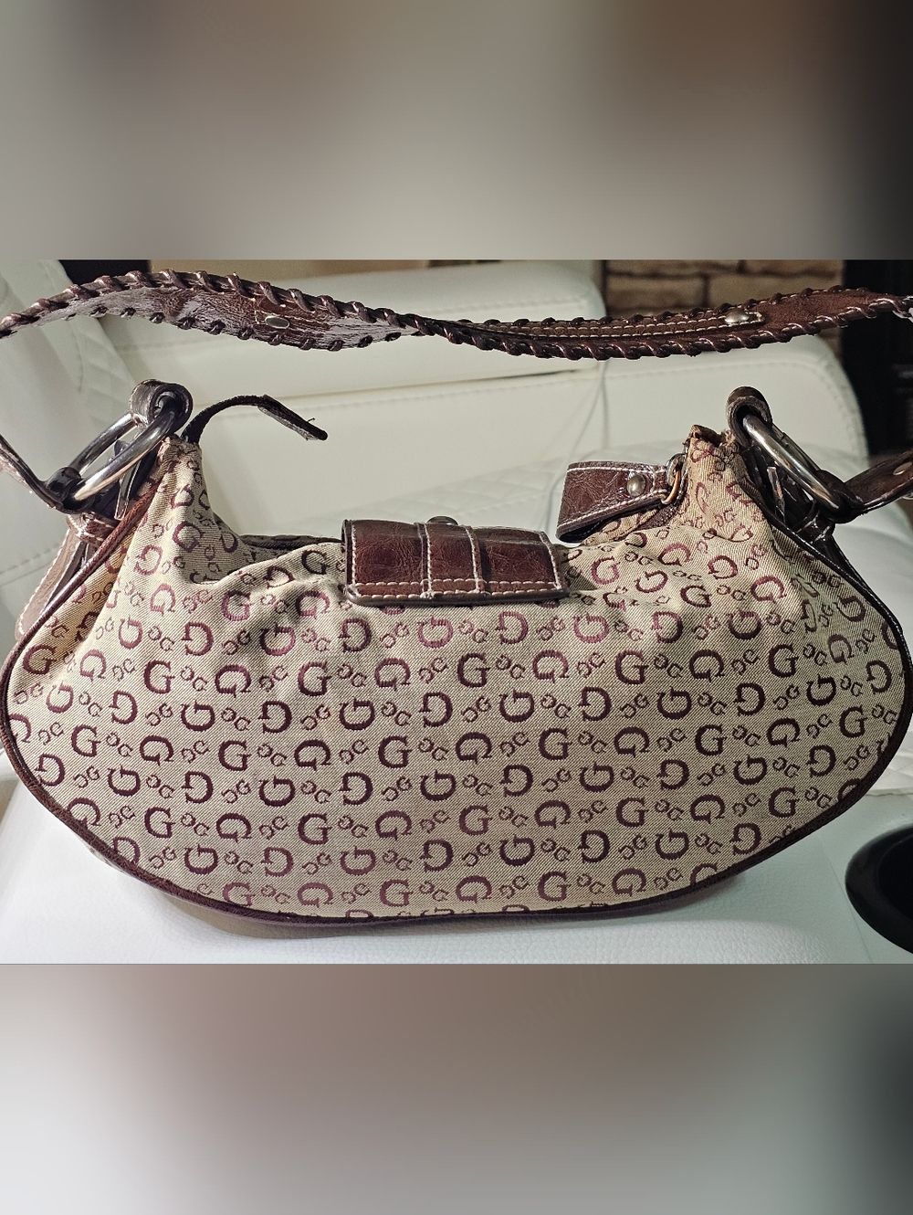 Vintage Guess Beige Canvas Shoulder Bag with Brown Leather Trim (Used) - Picture 2 of 10